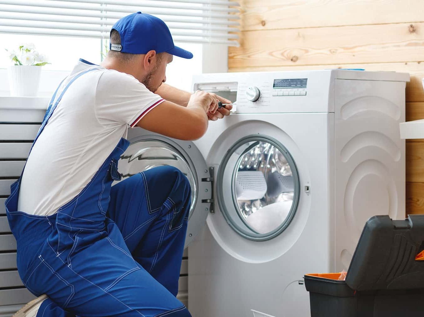 Técnico del servicio técnico Beko reparando electrodoméstico en Gijón